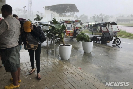 최고 시속 230㎞ 슈퍼태풍 라이, 필리핀 접근…주민들 대피